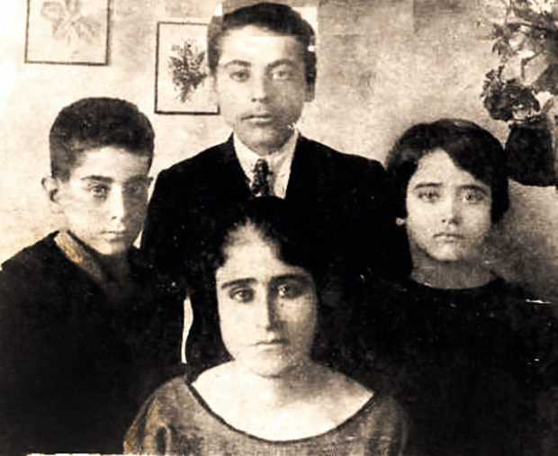 صورة تجمع أسمهان وشقيقها فريد الأطرش ووالديهما