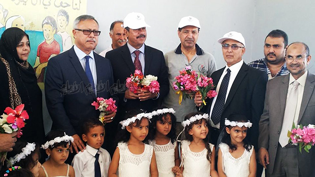 استقبال  أطفال روضة البراعم لرئيس الوزراء ومحافظ عدن أثناء زيارته  لمجمع حمزة