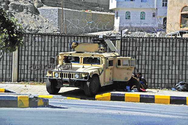 عربة عسكرية للحوثيين أمام منزل الرئيس بصنعاء أمس