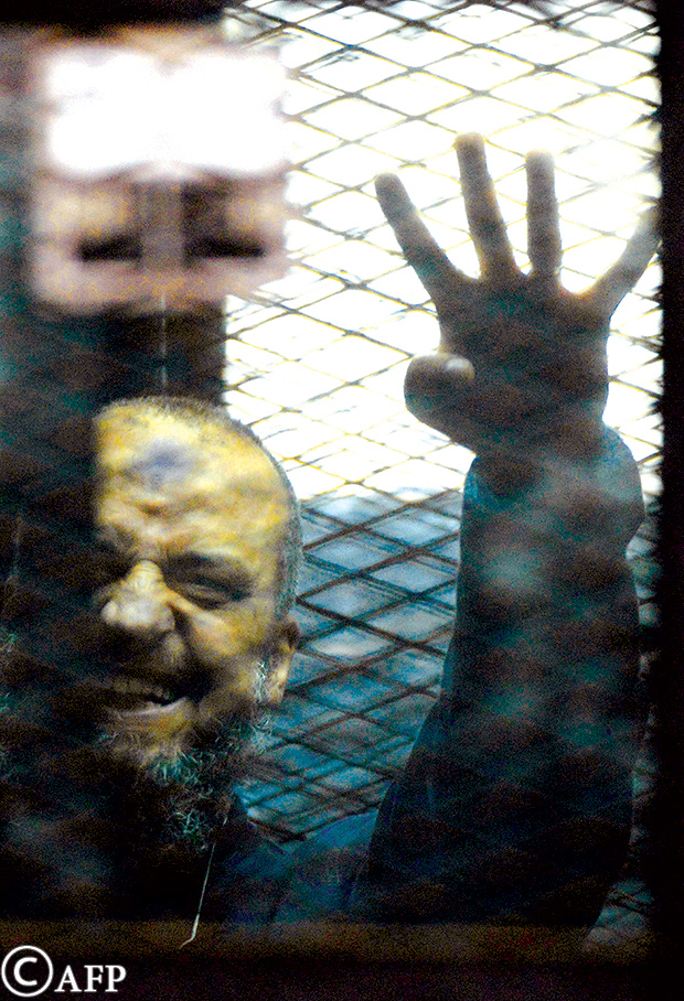 محمد البلتاجي عضو الإخوان المسلمين أثناء محاكمته في القاهرة أمس 