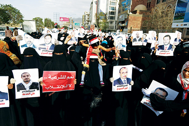 متظاهرات يرفعن صور المعتقلين يوم أمس بصنعاء