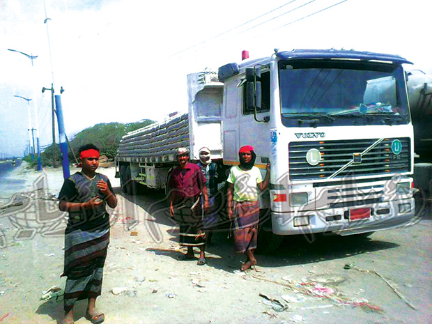 احتجاز بعض الشاحنات والقاطرات التابعة لمصنع أسمنت الوحدة بمنطقة باتيس