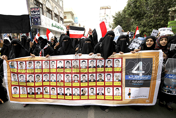 مسيرة نسائية لشباب الثورة بصنعاء أمس
