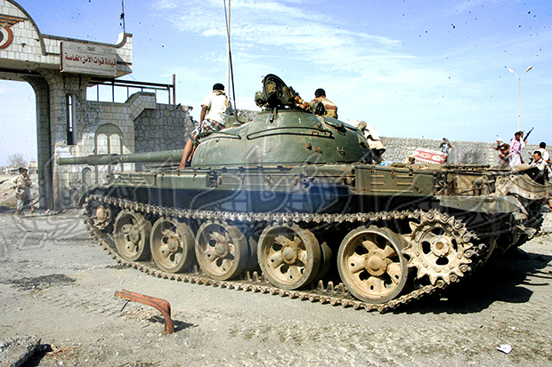 إحدى دبابات الجيش عند اقتحامه معسكر قوات الأمن الخاصة