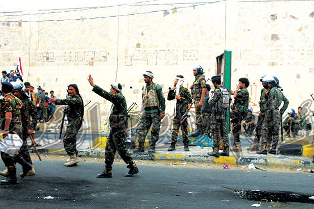 قوات من الأمن المركزي في وسط الاعتصام بتعز