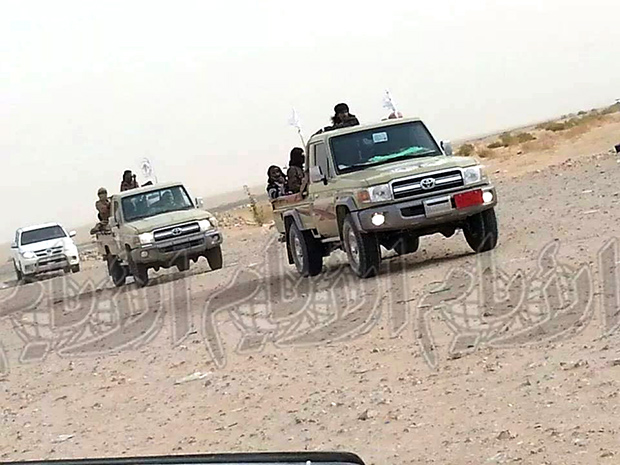 عرضا عسكريا في وادي المعشار القريب من حقول النفط بمحافظة شبوة