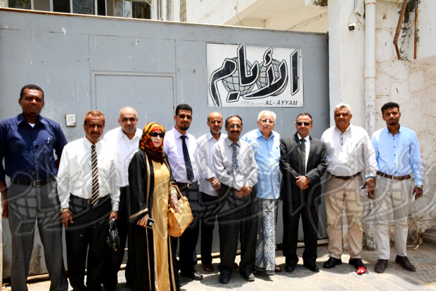 صورة جماعية أمام مقر صحيفة «الأيام»