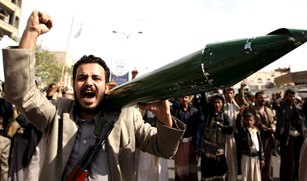 مليشيات الحوثي خلال تظاهرة بالقرب من منزل صالح