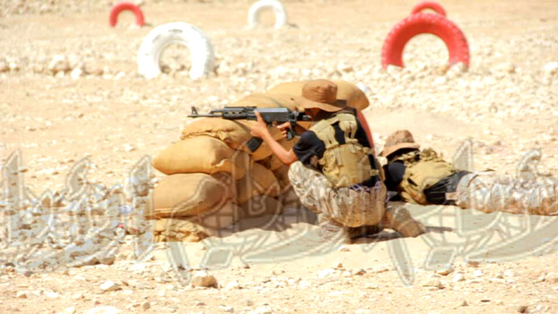 جنديان أثناء تمرين قتالي في العرض العسكري