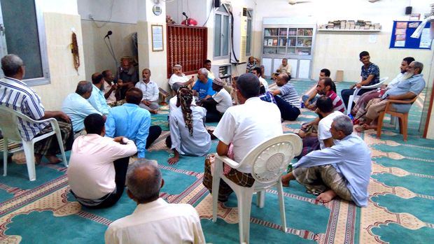 مواطنون يجتمعون في مسجد مسجد عبداللطيف بكريتر لمناقشة المشكلة