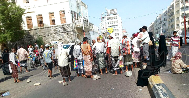 أسر الشهداء أثناء قطعهم الطريق الرئيس أمام مبنى المحافظة