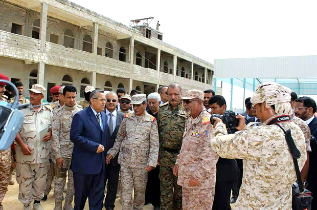 رئيس الوزراء برفقة محافظ محافظة حضرموت خلال زيارته التفقديه لبعض المشاريع