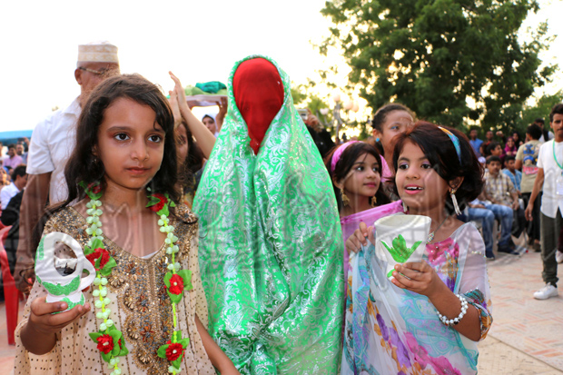 أطفال عدن يعرضون زفة غنائية عدنية