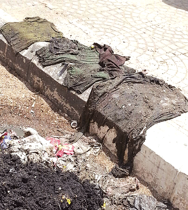 ملابس تم اخراجها من إحدى قنوات الصرف الحصي