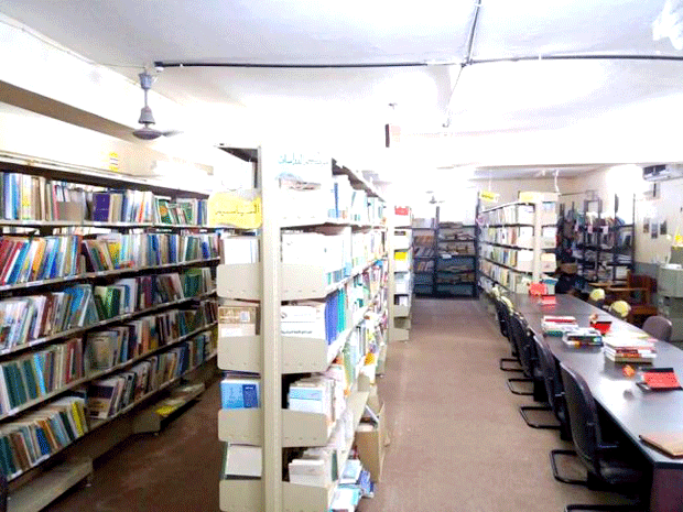 مكتبة كلية الآداب عدن