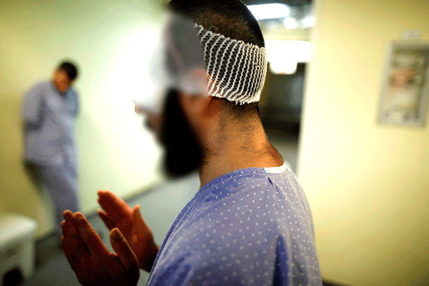 جريح سوري يتلقى العلاج في مستشفى الجليل في شمال إسرائيل