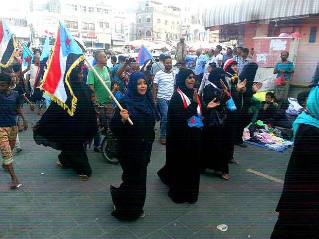نساء عدن يشاركون بالمظاهرات