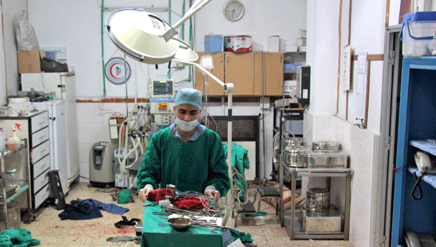جراح يحمل معدات جراحية لإعادة تعقيمها 