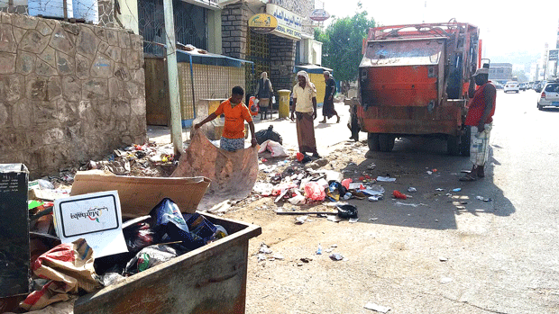 عمال النظافة في العاصمة عدن
