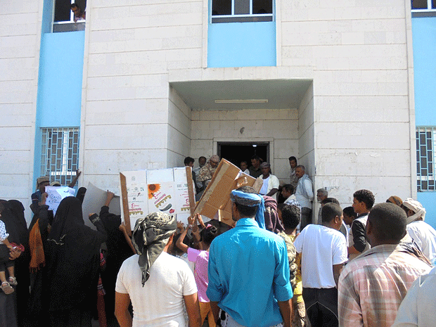 جانب من الاحتجاجات أمام محكمة الحوطة الابتدائية بمحافظة لحج