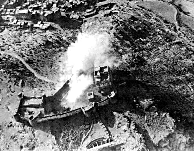 صورة توضح قصف الطيران البريطاني للقلعة العثمانية بالضالع عام 1928م