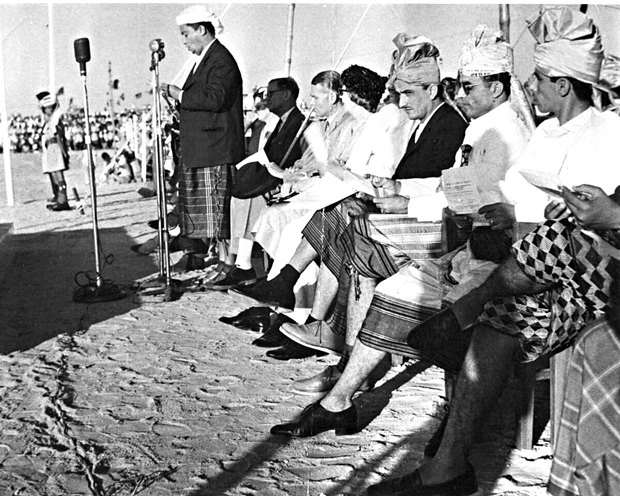 صورة قديمة للسلطان صالح بن حسين بن جعبل، سلطان العوذلي وهو يلقي كلمة في إحدى الاجتماعات