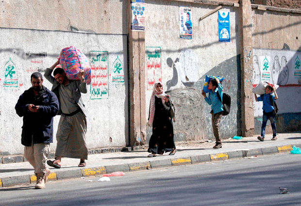 أسرة تنزح من مناطق الاشتباكات في صنعاء أمس