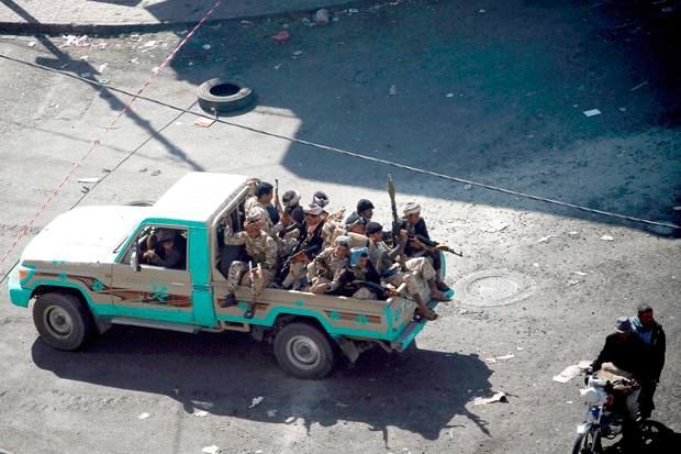 مسلحو الحوثي في أحد شوارع صنعاء