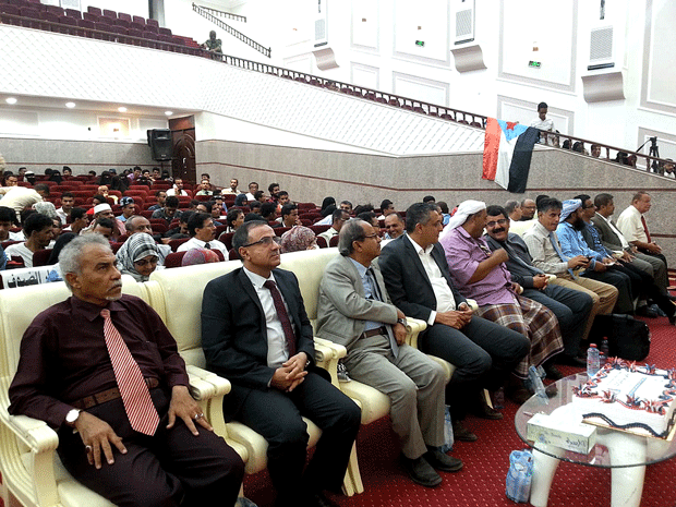 عدد من الوزراء والأكاديميين المشاركين بالحفل في قاعة ابن خلدون بكلية الاداب