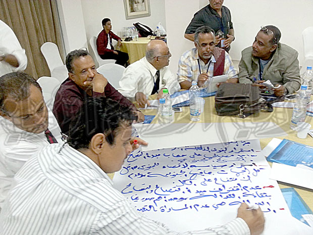 السقلدي أثناء كتابة نتائج نقاش مجموعته