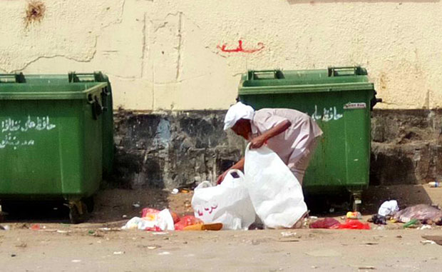 مواطن يأكل من القمامة