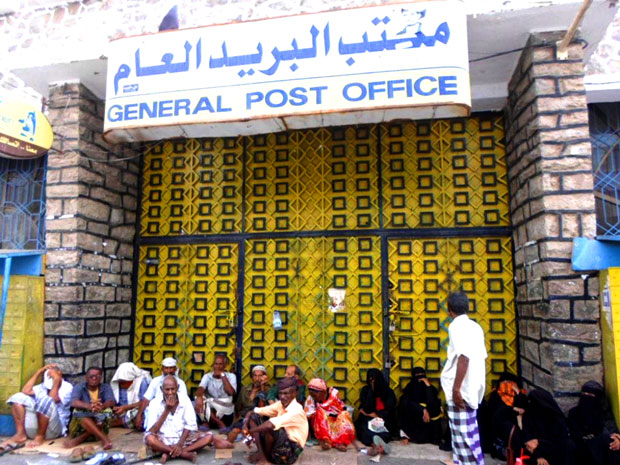 متقاعدين يفترشون امام بوابة البريد في انتظار صرف المعاشات