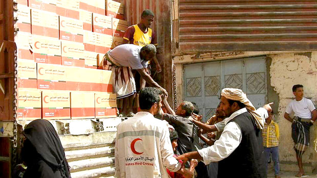 أثناء توزيع المساعدات بالمدينة