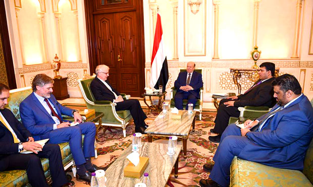 الرئيس هادي خلال لقائه بالسفير الألماني لدى اليمن هينسورغ هابير