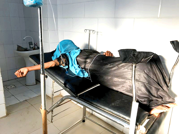 امرأة نازحة تتلقى العلاج بمستشفى المخا
