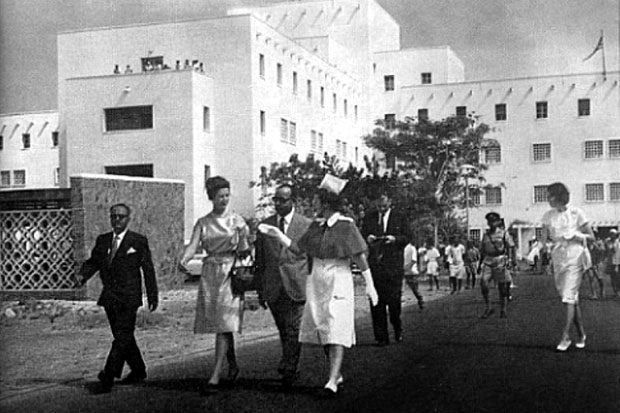الملكة اليزابث الثانية أمام مستشفى الجمهورية 