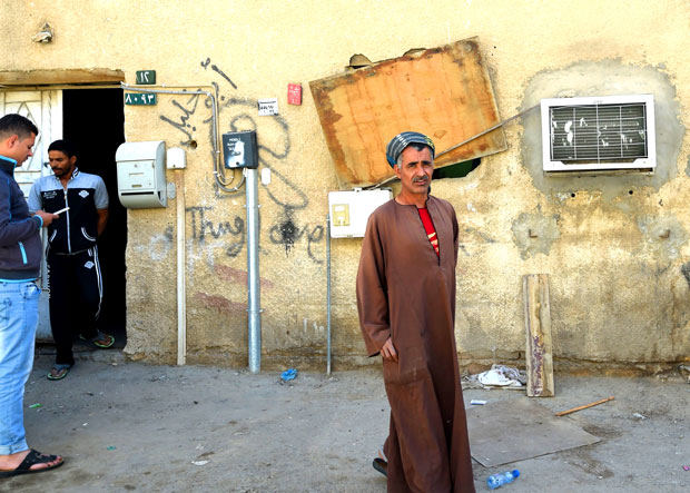 عامل مصري يقف خارج منزله أصيب بشظية من الصواريخ
