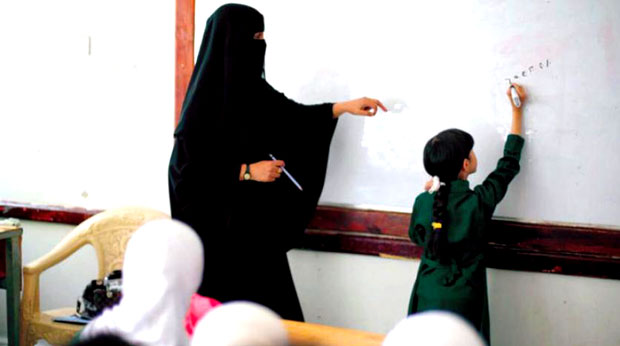 معلمة في احد الفصول التعليمية - صنعاء