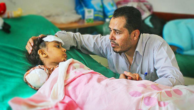 طفلة بترت ذراعها اثر اصابتها بقصف للحوثيين على احياء بتعز - الارشيف