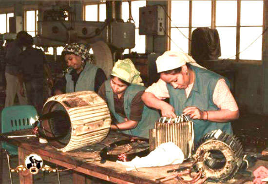 عاملات بمصنع العسل والنسيج - أرشيف