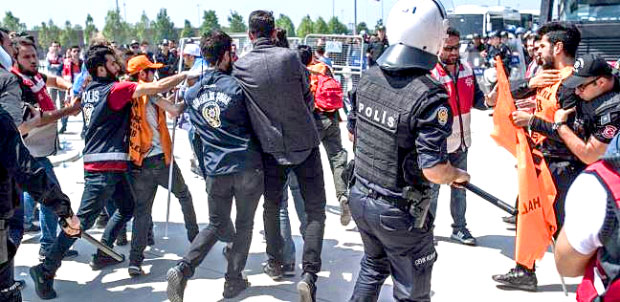 متظاهرون اتراك خلال مسيرة بمنسابة عيد العمال في اسطنبول