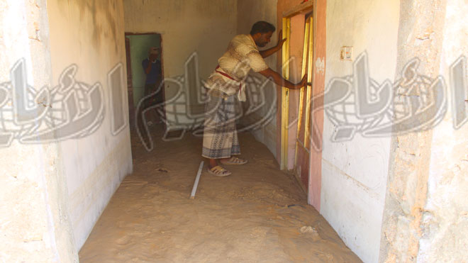 مواطن يتنفقد منزله بعد إعصار لوبان