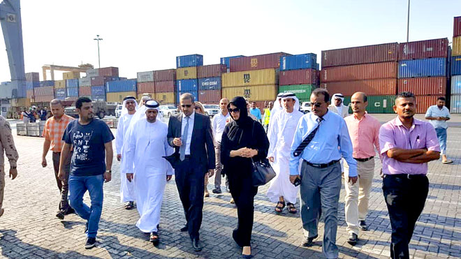 ريم الهاشمي خلال زيارتها لميناء عدن