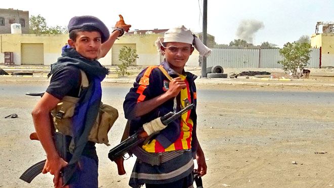 مقاتلان من العمالقة يشيرون لضربة جوية على مواقع الحوثيون