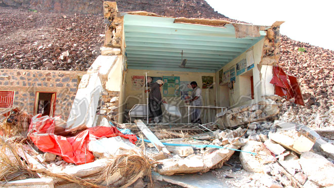 الوحدة الصحية بعد أن دمرها إعصار «لوبان»