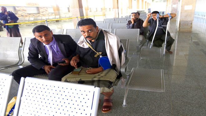 جرحى الحوثيون بمطار صنعاء