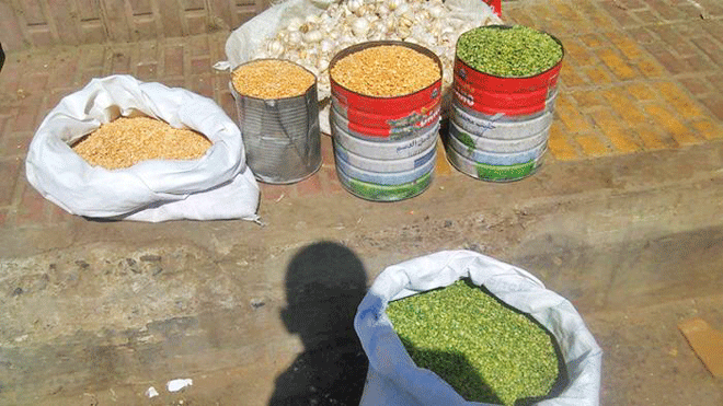 مواد إغاثية تُباع في أسواق صنعاء