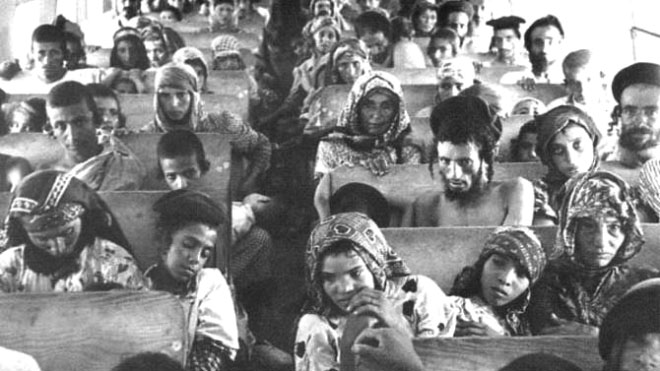 يهود يمنيون على متن طائرة متجهة الى اسرائيل في عملية “بساط الريح”، 1949