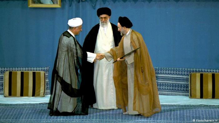 زار الرئيس الإيراني محمد خاتمي(يمين الصورة) السعودية عام 1999بعد عامين من توليه منصبه، خلفا للرئيس الأسبق هاشمي رفسنجاني. وكانت تلك أول زيارة يقوم بها رئيس إيراني للمملكة منذ قيام الثورة عام 1979. وتوج البلدان تحسن العلاقات باتفاق أمني في أبريل عام 2001.
