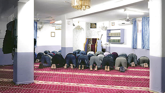 عدد من المسلمين يؤدون الصلاة في مسجد باليونان